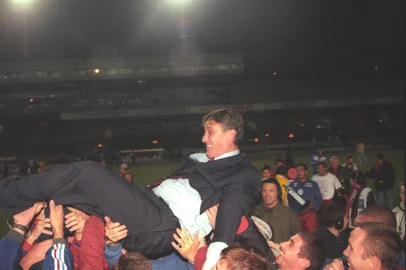 Adenor Bacchi, o Tite, campeão Gaúcho pelo Caxias em 2000. Hoje ele comanda a equipe do Inter e, se for campeão, será o primeiro treinador a conquistar o Gauchão por três clubes: Caxias, Grêmio e Internacional. Na foto, Tite é carregado pelos jogadores.Foto de 21/06/00, pasta de referência 50436.#CRÉDITO: Porthus Junior, Agência RBS, 21/06/2000
