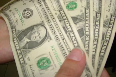 ***  Marcos casas de cambios fechadasem Balneário Camboriu(dolar moeda)  ***Casas de cambios fechadas dificultam o turismo.> Fonte: BD JSC