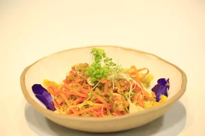  PORTO ALEGRE - BRASIL - Como fazer com Rochele Quadros, nutricionista e Coordenadora do curso de Gastronomia da PUCRS. Espaguete de cenoura e abobrinha com molho de tomate e oleaginosas. (FOTO: LAURO ALVES)