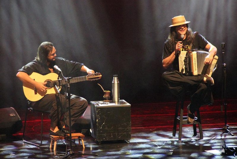 Foto de divulgação do show do Borghetti & Yamandu. Os músicos se apresentam no palco do Theatro são Pedro nos dias 13 e 14 de junho, às 21h. 
