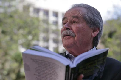  PORTO ALEGRE - Inscritor Alcy Cheuiche na feira do livro. (Foto: LAURO ALVES)