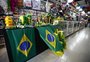 Canarinho Pistola, vuvuzela, chapéus e bandeiras? O que as lojas de Porto Alegre estão vendendo para a Copa 2018