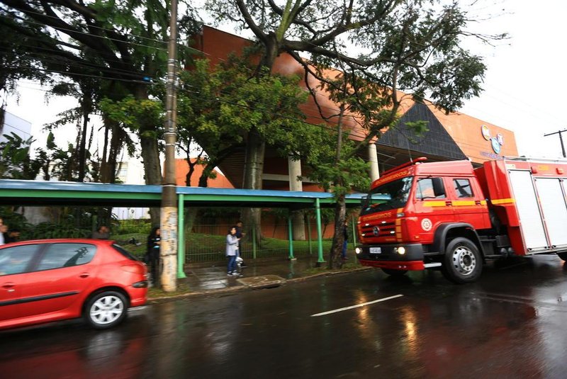  PORTO ALEGRE, RS, BRASIL, 10/06/2018 - Prédio da PUCRS, em Porto Alegre, é evacuado durante prova da OAB. (FOTOGRAFO: OMAR FREITAS / AGENCIA RBS)