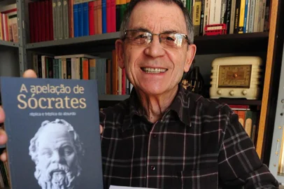  CAXIAS DO SUL, RS, BRASIL (03/07/2017) Professor Décio Osmar Bombassaro  lança o livro A Apelação de Sócrates. (Roni Rigon/Pioneiro).