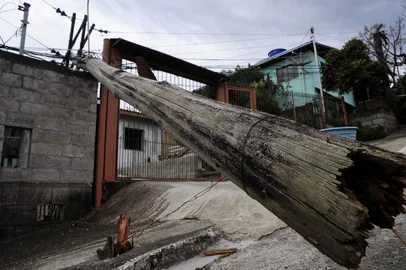  CAXIAS DO SUL, RS, BRASIL, 11/06/2018 - Estragos feitos pelo temporal. NA FOTO: na casa de seu Zilmar, no Bairro Santa Fé,  poste caiu. (Marcelo Casagrande/Agência RBS)