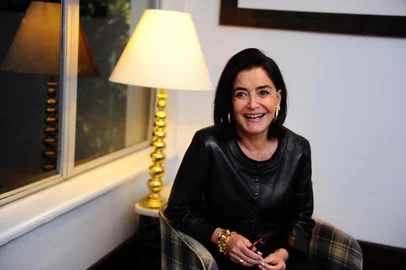  PORTO ALEGRE, RS, BRASIL, 13-08-2014. Gloria Kalil participa de bate-papo sobre joias e moda, no Country Club, para comemorar os 18 anos da equipe de Betinha Schultz Jewlery. (Foto Andréa Graiz/Agência RBS, Rede Social).