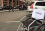 "É só um minutinho": campanha põe cadeiras de rodas em vagas de carro