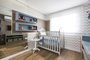Arquiteta Aline Dal Pizzol, quarto de bebê, dormitório de bebê, azul, papel de parede, espelho, madeira, rosal, escrivaninha