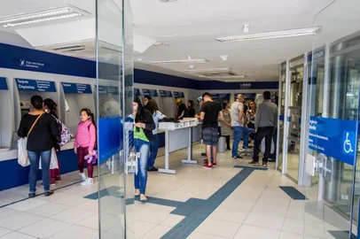 PORTO ALEGRE, RS, BRASIL, 08/07/2017 - Movimento na Caixa Econômica Federal (agência Azenha) para retirada do FGTS inativo.(Foto: André Feltes / Especial)