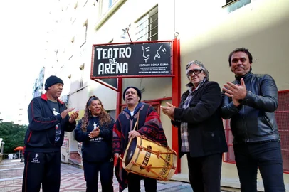  PORTO ALEGRE-RS-BRASIL- 14/06/2018- Show musical do teatro de Arena- ESQ/DIR Rui da Silva Correa, Cláudia Tadeu, Ernesto Fagundes, King Jim, João Maldonado.  FOTO FERNANDO GOMES/ ZERO HORA.
