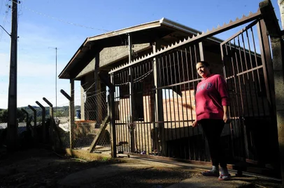  CAXIAS DO SUL, RS, BRASIL, 13/06/2018 - Dezenas de famílias compraram terrenos de loteadores, construíram casas e descobriram que área em Ana Rech pertence ao Banrisul há quase 10 anos. Agora, todos correm o risco de perder os bens. NA FOTO:  Joice dos Santos da Silva, 36 anos. (Marcelo Casagrande/Agência RBS)