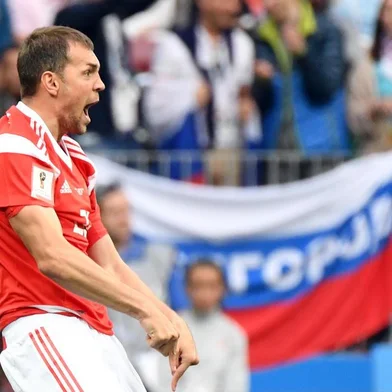  Russia's forward Artem Dzyuba celebrates after scoring their third goal during the Russia 2018 World Cup Group A football match between Russia and Saudi Arabia at the Luzhniki Stadium in Moscow on June 14, 2018. / AFP PHOTO / Kirill KUDRYAVTSEV / RESTRICTED TO EDITORIAL USE - NO MOBILE PUSH ALERTS/DOWNLOADSEditoria: SPOLocal: MoscowIndexador: KIRILL KUDRYAVTSEVSecao: soccerFonte: AFPFotógrafo: STF