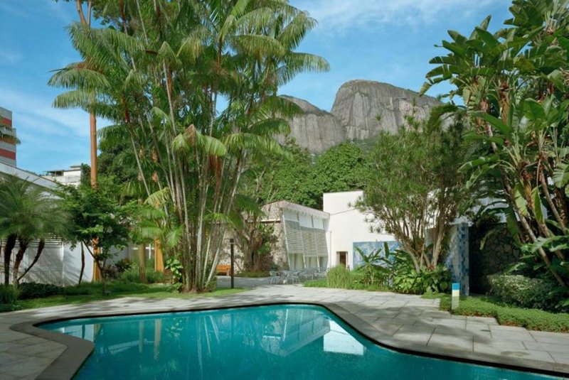 Vista da piscina e dos jardins do IMS Rio. Foto de Robert Polidori - Acervo IMS