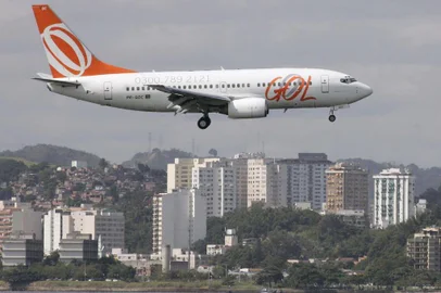 #PÁGINA: 17Brazils Gol aircraft arrives to the Santos Dumont airport in Rio de Janeiro, Brazil, on Monday, May 8, 2006. Brazilian low-cost airline Gol Linhas Aereas Inteligentes (GOL) and its partners are awaiting the Mexican governments approval to launch operations in that country, the airlines top officials said Monday. (AP Photo/Silvia Izquierdo) Fonte: AP Fotógrafo: SILVIA IZQUIERDO