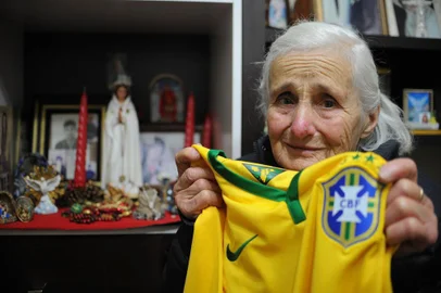  CAXIAS DO SUL, RS, BRASIL 15/06/2016Dona Ivone Mazzochi Bachi, mãe de Tite, comemora a ida do filho para a Seleção Brasileira. (Felipe Nyland/Agência RBS)