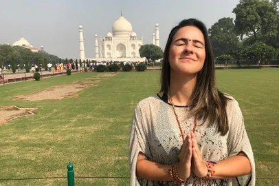 Fernanda Pandolfi, convidada da edição em Caxias do Sul do Mesa de Cinema. O evento terá como tema o filme Comer, Rezar, Amar. Na foto, a jornalista em frente ao Taj Mahal, na Índia.