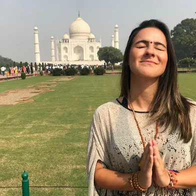 Fernanda Pandolfi, convidada da edição em Caxias do Sul do Mesa de Cinema. O evento terá como tema o filme Comer, Rezar, Amar. Na foto, a jornalista em frente ao Taj Mahal, na Índia.