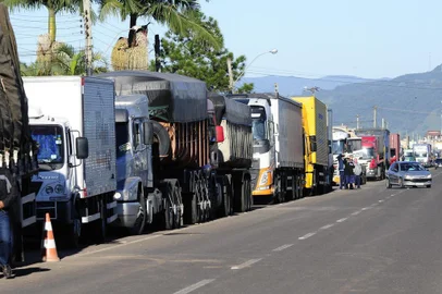  TRÊS CACHOEIRAS, RS, BRASIL, 24-05-2018. Rodovias do RS no quarto dia de greve dos caminhoneiros. Categoria protesta contra o aumento no preço de combustíveis por todo o país (RONALDO BERNARDI/AGÊNCIA RBS)