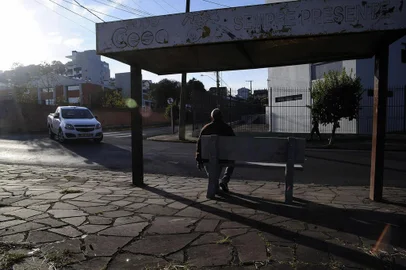  CAXIAS DO SUL, RS, BRASIL, 14/06/2018 - Ponto de ônibus na rua Jacó Brunetta, nos fundos do jornal Pioneiro, recebe banco. A doação foi feita pela Assossiação dos Moradores do bairro Colina Sorriso. (Marcelo Casagrande/Agência RBS)