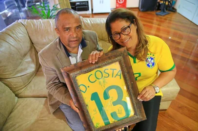  PORTO ALEGRE, RS, BRASIL, 05-06-2018: Especial da Copa do Mundo sobre as origens dos quatro jogadores da Seleção Brasileira nascidos no RS. Na foto, Antônio Walmor de Souza e Marlene Costa de Souza, pais de Douglas Costa (FOTO FÉLIX ZUCCO/AGÊNCIA RBS, Editoria de Esportes).