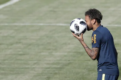 TREINO X BRASIL-COPA DO MUNDO 2018RUS - TREINO-SELEâÃO - ESPORTES - Neymar no treino da SeleÂâ¹o Brasileira realizado no Centro de Treinamento da delegaÂâ¹o, em Sochi, na RÅssia,nesta quinta-feira, 14, apâs o  O Brasil faz a sua estreia na Copa do Mundo 2018 no prâximo dia 17, contra a seleÂâ¹o da SuâÂa, em Rostov. 12/06/2018 - Foto: TARSO SARRAF/FRAMEPHOTO/FRAMEPHOTO/ESTADÃO CONTEÚDOEditoria: ESPORTESIndexador: TARSO SARRAFFonte: FRAMEPHOTOFotógrafo: FRAMEPHOTO