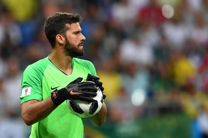 Alisson é eleito melhor goleiro do mundo pela France Football 