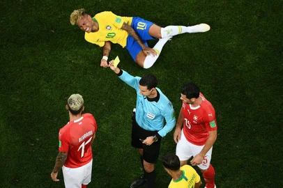 Brazils forward Neymar (L) vies with Switzerlands midfielder Valon Behrami during the Russia 2018 World Cup Group E football match between Brazil and Switzerland at the Rostov Arena in Rostov-On-Don on June 17, 2018. / AFP PHOTO / Jewel SAMAD / RESTRICTED TO EDITORIAL USE - NO MOBILE PUSH ALERTS/DOWNLOADSEditoria: SPOLocal: Rostov-on-DonIndexador: JEWEL SAMADSecao: soccerFonte: AFPFotógrafo: STF