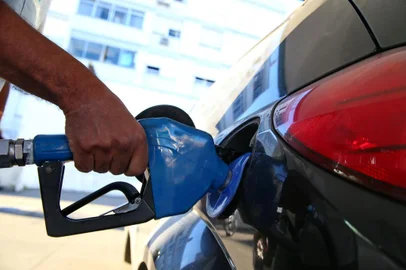  PORTO ALEGRE-RS-BRASIL- 29/05/2018- Longas filas de motoristas em busca de gasolina são registradas mais uma vez em diversos postos de combustíveis em Porto Alegre. Na manhã desta terça-feira (29), dezenas de carros ocupavam a Avenida Bento Gonçalves esquina Rua Veríssimo Rosa no Partenon. FOTO FERNANDO GOMES/ZERO HORA.