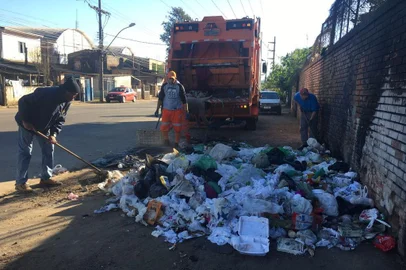 Nos primeiros seis meses de 2018, os focos de lixo irregulares na Capital dobraram em relação a 2017. na foto, Rua Frederico Mentz, bairro Humaitá.