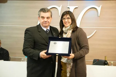 O presidente da CIC, Ivanir Gasparin, ressaltou o trabalho do Instituto Elisabetha Randon e para homenagear o aniversário da instituição fez a entrega de uma placa a Maurien.