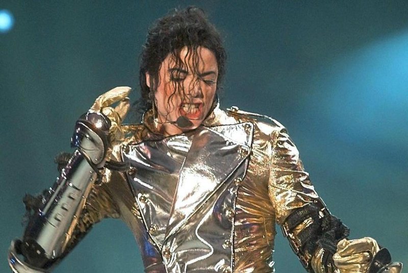  le chanteur américain Michael Jackson se produit sur scène, le 25 Juin au stade Gerland à Lyon, devant près de 25 000 personnes, lors d'un concert qui démarre sa tournée française intitulée "HIStory World TourII". (IMAGE NUMERIQUE) / AFP PHOTO / PASCAL GEORGEEditoria: ACELocal: LyonIndexador: PASCAL GEORGESecao: musicFonte: AFP