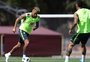 Neymar treina com bola antes da viagem para jogo contra a Costa Rica