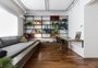 Apartamento aposta em base neutra para valorizar materiais aparentes e tons delicados