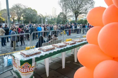 Centenas de pessoas comemoram os 128 anos de Caxias do Sul no Largo da prefeitura