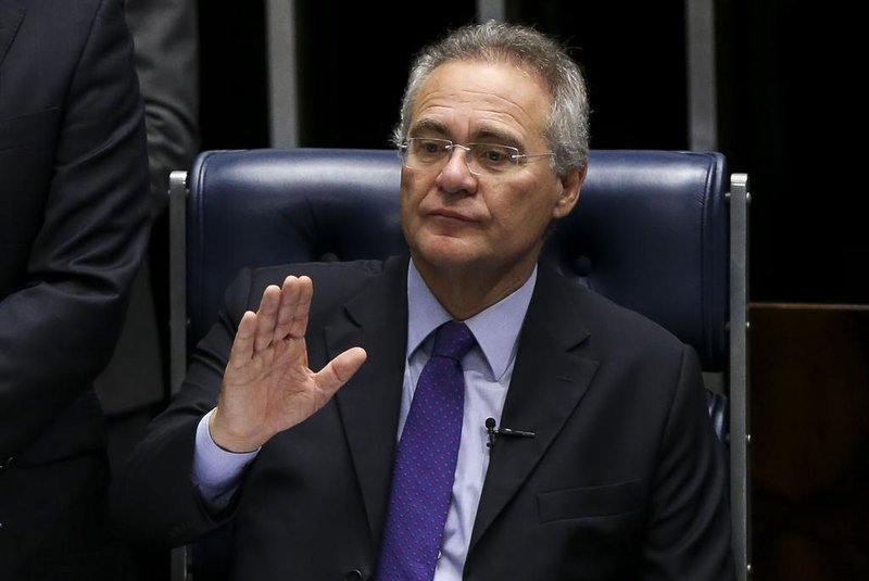  Brasília - O presidente do Senado, Renan Calheiros, preside a primeira sessão após a decisão do Supremo Tribunal Federal em mantê-lo no cargo. (Marcelo Camargo/Agência Brasil)