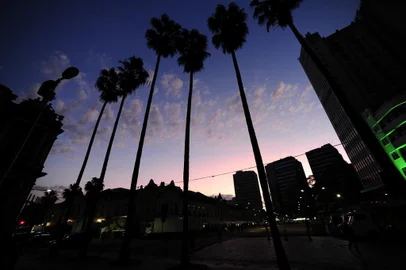  PORTO ALEGRE, RS, BRASIL, 21.06.2018. Amanhecer em Porto Alegre no primeiro dia de inverno de 2018.Foto: Ronaldo Bernardi/Agência RBS
