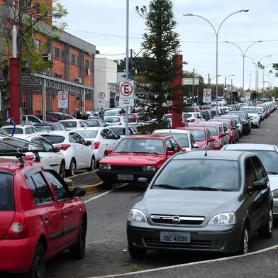  CAXIAS DO SUL, RS, BRASIL, 21/06/2018. A UCS quer deslocar a rótula de retorno para a rua em frente à entrada do Hospital Geral (a que é perpendicular à BR, hoje usada como estacionamento). Essa é uma das propostas ao Plano Diretor para mudanças em vias internas da UCS. (Diogo Sallaberry/Agência RBS)