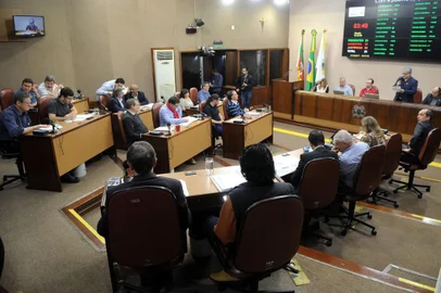 CAXIAS DO SUL, RS, BRASIL, 21/09/2017. Leitores do jornal Pioneiro Carlise De Barba, Rodrigo Borges Visentin e José Maria Radaelli participam do projeto Câmara Convida, em que são apresentadas as dependências e o funcionamento da Câmara Municipal de Caxias do Sul. (Diogo Sallaberry/Agência RBS)