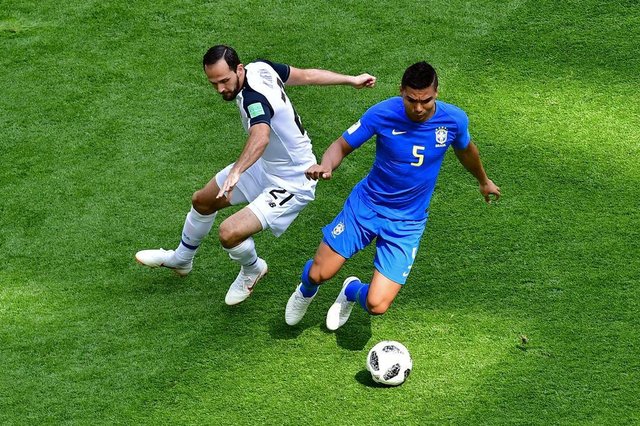 Costa Ricas forward Marco Urena (L) vies with Brazils midfielder Casemiro during the Russia 2018 World Cup Group E football match between Brazil and Costa Rica at the Saint Petersburg Stadium in Saint Petersburg on June 22, 2018. / AFP PHOTO / Giuseppe CACACE / RESTRICTED TO EDITORIAL USE - NO MOBILE PUSH ALERTS/DOWNLOADSEditoria: SPOLocal: Saint PetersburgIndexador: GIUSEPPE CACACESecao: soccerFonte: AFPFotógrafo: STF Costa Ricas forward Marco Urena (L) vies with Brazils midfielder Casemiro during the Russia 2018 World Cup Group E football match between Brazil and Costa Rica at the Saint Petersburg Stadium in Saint Petersburg on June 22, 2018. / AFP PHOTO / Giuseppe CACACE / RESTRICTED TO EDITORIAL USE - NO MOBILE PUSH ALERTS/DOWNLOADSEditoria: SPOLocal: Saint PetersburgIndexador: GIUSEPPE CACACESecao: soccerFonte: AFPFotógrafo: STF