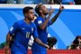  Brazils forward Philippe Coutinho (L) congratulates Brazils forward Neymar (R) for his goal during the Russia 2018 World Cup Group E football match between Brazil and Costa Rica at the Saint Petersburg Stadium in Saint Petersburg on June 22, 2018. / AFP PHOTO / CHRISTOPHE SIMON / RESTRICTED TO EDITORIAL USE - NO MOBILE PUSH ALERTS/DOWNLOADSEditoria: SPOLocal: Saint PetersburgIndexador: CHRISTOPHE SIMONSecao: soccerFonte: AFPFotógrafo: STF