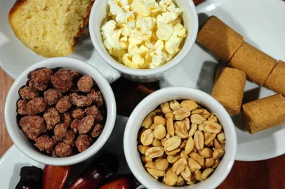  CAXIAS DO SUL, RS, BRASIL, 20/06/2018. Produção de comidas de Festa Junina - como ser fit nessa época? Nas fotos, amendoim, paçoca, pinhão, bolo de milho e pipoca. (Diogo Sallaberry/Agência RBS)