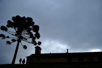  SÃO JOSÉ DOS AUSENTES, RS, BRASIL, 15/05/2018. De Manta e Cuia. Primeira reportagem da série sobre o inverno produzida em parceria entre Jornal Pioneiro, RBS TV Caxias e Gaúcha Serra mostra histórias de pessoas que vivem na cidade mais fria do Rio Grande do Sul, São José dos Ausentes. Na foto, a Pousada Fazenda Monte Negro. Irmão de Anápio, Francisco de Assis Pereira, 40, cuida do trato aos animais da fazenda. Todas as manhãs, não importa a temperatura, ele e o sobrinho Pablo Domingos Vieira, 18, dão ração para as vacas e bezerros e fazem a ordenha. (Diogo Sallaberry/Agência RBS)