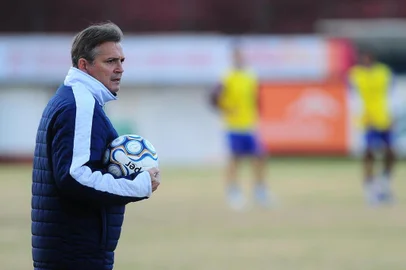  CAXIAS DO SUL, RS, BRASIL, 21/06/2018. Treino do Caxias no estádio Centenário. SER Caxias está disputando a série D do Campeonato Brasileiro. Na foto, técnico Luiz Carlos Winck. (Porthus Junior/Agência RBS)Indexador: Porthus Junior                  