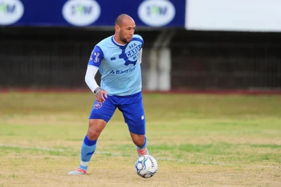  CAXIAS DO SUL, RS, BRASIL, 21/06/2018. Treino do Caxias no estádio Centenário. SER Caxias está disputando a série D do Campeonato Brasileiro. Na foto, zagueiro Junior Alves. (Porthus Junior/Agência RBS)Indexador: Porthus Junior                  
