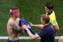 Icelands defender Ragnar Sigurdsson changes his jersey with his head bandaged after getting injured during the Russia 2018 World Cup Group D football match between Nigeria and Iceland at the Volgograd Arena in Volgograd on June 22, 2018. / AFP PHOTO / Philippe DESMAZES / RESTRICTED TO EDITORIAL USE - NO MOBILE PUSH ALERTS/DOWNLOADS