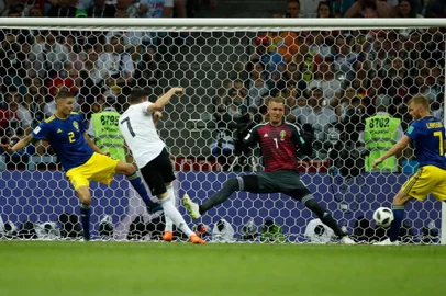  Germanys forward Julian Draxler (C) shoots the ball as the Swedens midfielder Sebastian Larsson (R) stops it with his leg during the Russia 2018 World Cup Group F football match between Germany and Sweden at the Fisht Stadium in Sochi on June 23, 2018. / AFP PHOTO / Odd ANDERSEN / RESTRICTED TO EDITORIAL USE - NO MOBILE PUSH ALERTS/DOWNLOADSEditoria: SPOLocal: SochiIndexador: ODD ANDERSENSecao: soccerFonte: AFPFotógrafo: STF