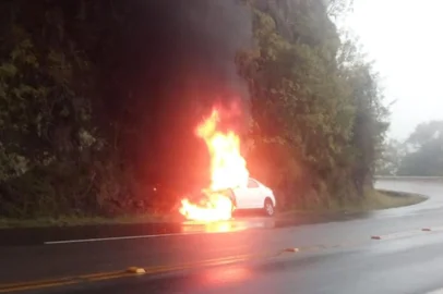 Veículo pega fogo na ERS-122, em Farroupilha. Ninguém se feriu.