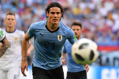  Uruguay's forward Edinson Cavani eyes the ball during the Russia 2018 World Cup Group A football match between Uruguay and Russia at the Samara Arena in Samara on June 25, 2018. / AFP PHOTO / EMMANUEL DUNAND / RESTRICTED TO EDITORIAL USE - NO MOBILE PUSH ALERTS/DOWNLOADSEditoria: SPOLocal: SamaraIndexador: EMMANUEL DUNANDSecao: soccerFonte: AFPFotógrafo: STF