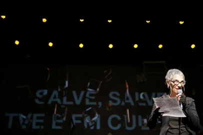  PORTO ALEGRE, RS, BRASIL - 2018.06.25 - Artistas gaúchos se reúnem contra extinção da TVE e da FM Cultura, no Centro Municipal de Cultura, Arte e Lazer Lupicínio Rodrigues, para Manifesto Salve, Salve. Na foto: Deborah Finocchiaro lê manifesto (Foto: ANDRÉ ÁVILA/ Agência RBS)
