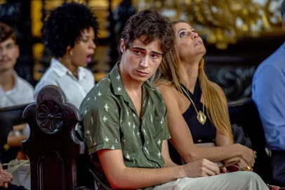 Valentim ( Danilo Mesquita ), indaga Karola ( Deborah Secco ) da ausencia de Beto. A missa começa.